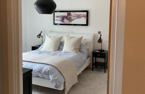 Mile End Apartment | East London 2-Bed Apt - Sleeps 4 - 6 mins to Tube