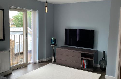 Mile End Apartment | East London 2-Bed Apt - Sleeps 4 - 6 mins to Tube