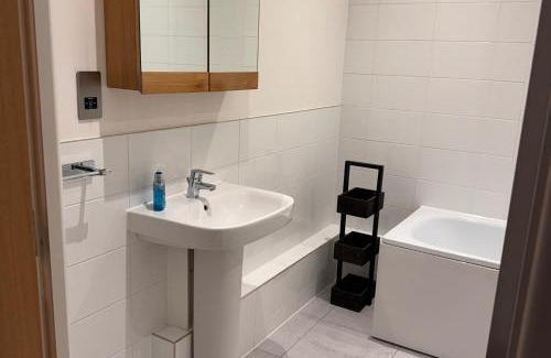 Mile End Apartment | East London 2-Bed Apt - Sleeps 4 - 6 mins to Tube