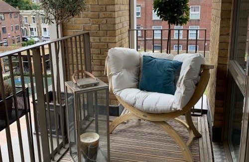 Mile End Apartment | East London 2-Bed Apt - Sleeps 4 - 6 mins to Tube