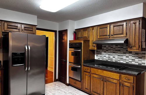 Ellendale House | East Memphis Very Quiet Large 5 BR,3 Bath,10 beds with King sleeps 14