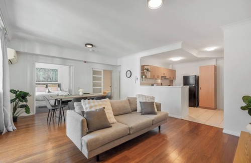 East Perth Apartment | East Perth 2 Bedroom modern apartment with pool gym and free parking undercover