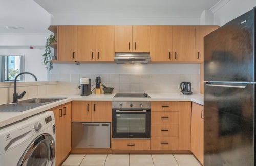East Perth Apartment | East Perth 2 Bedroom modern apartment with pool gym and free parking undercover