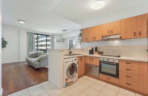 East Perth Apartment | East Perth 2 Bedroom modern apartment with pool gym and free parking undercover