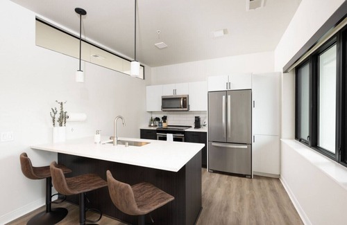 Lower East Side Apartment | East Side Luxury 1BR Apt - Near Brady St with Balcony and Lounge