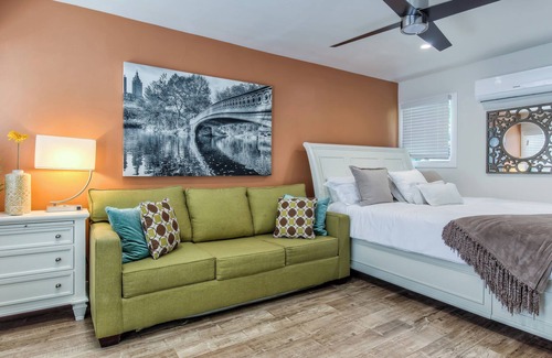 East Village Apartment | East Village Long Beach ✮ Furnished Studio Apartment ✮ WiFi ✮ King Bed