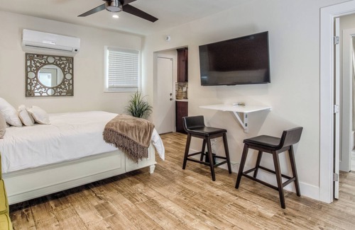 East Village Apartment | East Village Long Beach ✮ Furnished Studio Apartment ✮ WiFi ✮ King Bed