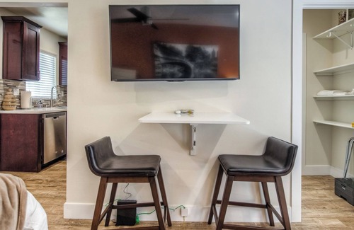 East Village Apartment | East Village Long Beach ✮ Furnished Studio Apartment ✮ WiFi ✮ King Bed