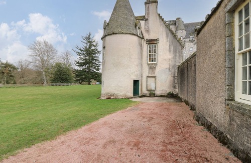 Inverurie Cottage | EAST WING - CASTLE FRASER, family friendly, with a garden in Kemnay