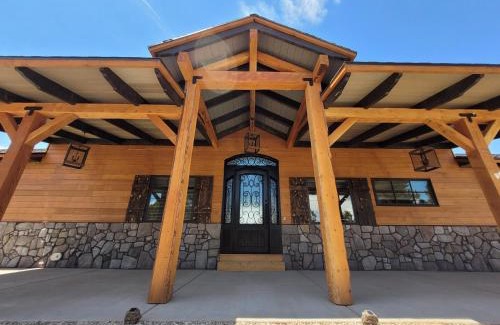 Zion National Park East Entrance House | East Zion Mesa Retreat- Luxury, Hot Tub, Resort Amenities