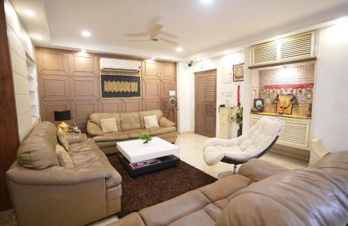 Behala Apartment | Eastern Elegance by JadeCaps3BHKAlipore