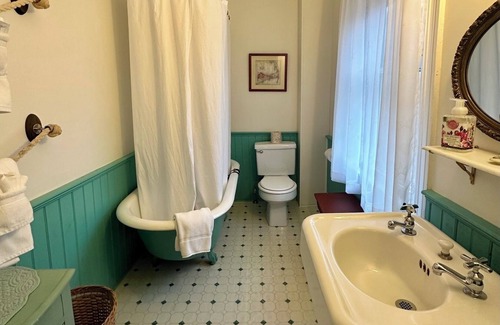 Eastham Apartment | Eastham Carriage House Retreat - The Captain's Room
