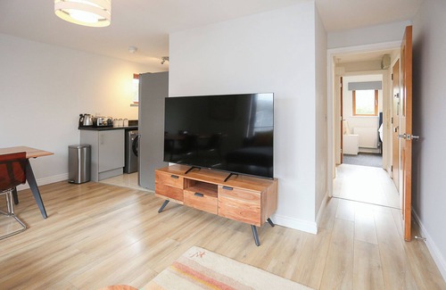 Belfast Apartment | Eastside Escape - Luxurious 2 Bed - High Speed Wifi & 65" Smart TV