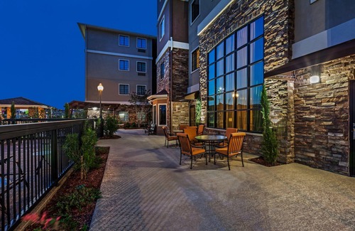 Fossil Creek Apartment | Easy Access to Convention Center | Outdoor Pool + Free Breakfast
