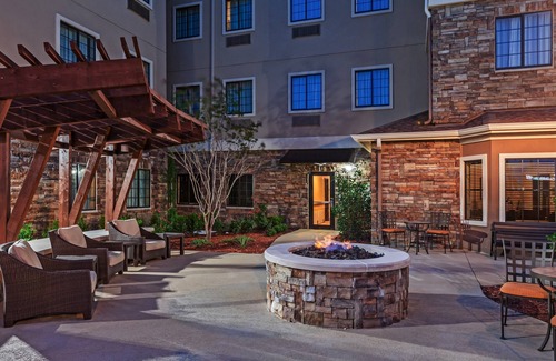 Fossil Creek Apartment | Easy Access to Convention Center | Outdoor Pool + Free Breakfast