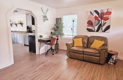 North Charleston House | Easy access to downtown, airport, West Ashley and more. Clean and Cozy!
