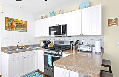 Capri Isle House | easy access to beach, large family retreat, huge outdoor area