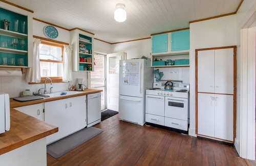 Rockaway Beach House | Easy Beach access, HOT TUB, kid & pet-friendly playroom. 3 Bedrooms, Sleeps 7-8