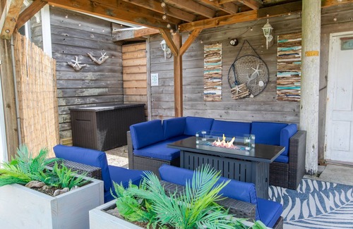 Rockaway Beach House | Easy Beach access, HOT TUB, kid & pet-friendly playroom. 3 Bedrooms, Sleeps 7-8