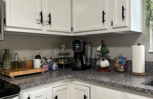 Sweetwater House | EASY checkout, Remodeled dollhouse w/KING pets ok