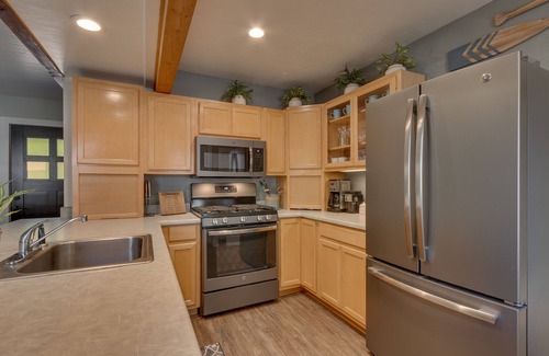 Tahoma Cabin | Easy Living: 1 BR, 1 BA Cabin or Bungalow in Tahoma, Sleeps 2