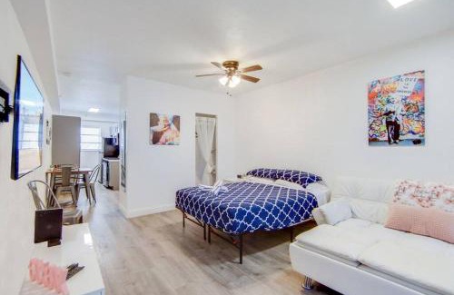 South Beach Apartment | Easy Ocean Dr Beach, 2 Queenbeds