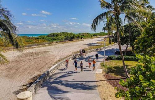 South Beach Apartment | Easy Ocean Dr Beach, 2 Queenbeds