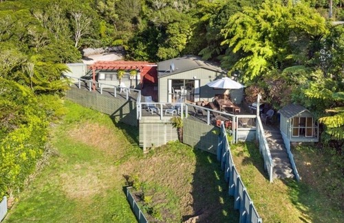 Havelock House | Easy road access Mahakipawa Arm Waterfront