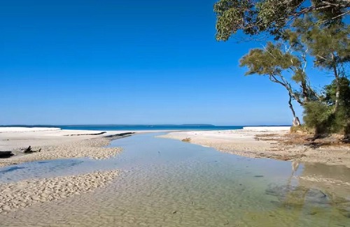 Callala Bay House | Easy stroll to pristine beaches