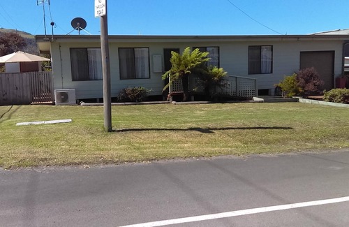 Apollo Bay House | easy walking take a google walk 1 fisk st to patrolled beach ,shops etcn