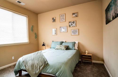Old Southwest Apartment | Eat-Sleep-Stroll-Repeat! Walkable Midtown 2BR Home
