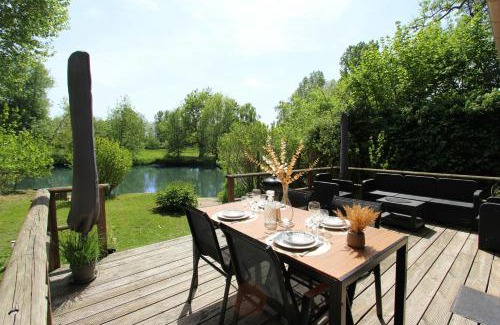 Pays de Fontainebleau House | Eau petit bois Maison bord du loing with canoë