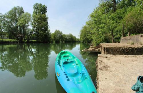 Pays de Fontainebleau House | Eau petit bois Maison bord du loing with canoë