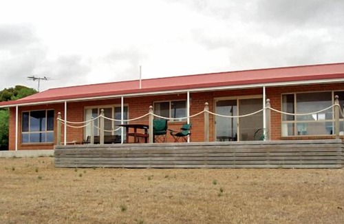 Dalrymple House | Ebb N Flow Beach House - Rural Feel, Sea Views, Dog friendly
