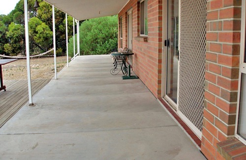 Dalrymple House | Ebb N Flow Beach House - Rural Feel, Sea Views, Dog friendly