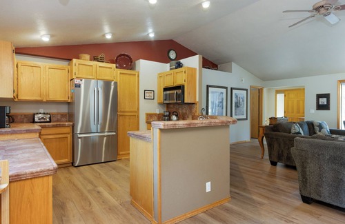Sunriver House | EBUT21 - Single Level Lodge-Style Home, Ping Pong, Hot Tub