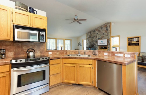 Sunriver House | EBUT21 - Single Level Lodge-Style Home, Ping Pong, Hot Tub