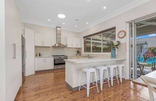 Echuca House | Echuca 5-BR Central Escape - Sunny Pool Days - Alfresco Nights - Fireside Warmth