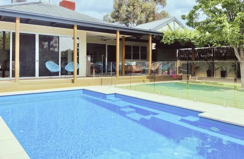 Echuca House | Echuca 5-BR Central Escape - Sunny Pool Days - Alfresco Nights - Fireside Warmth