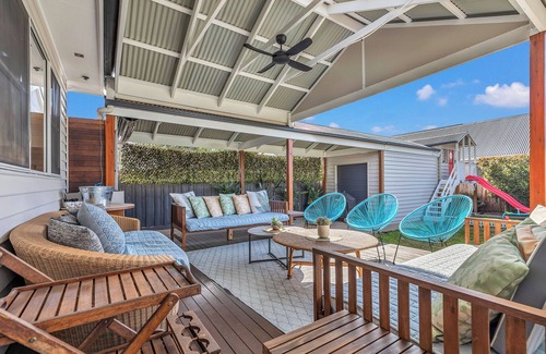 Echuca House | Echuca 5-BR Central Escape - Sunny Pool Days - Alfresco Nights - Fireside Warmth