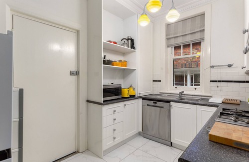 Kings Cross Apartment | Eclectic Art Deco Apartment in great location