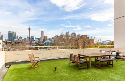 Kings Cross Apartment | Eclectic Art Deco Apartment in great location