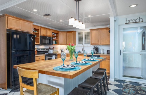 Saint Armands Key Condo | Eclectic Cottage Condo Steps to Lido Beach & St. Armand's, Heated Pool, Spa, & Parking Included!