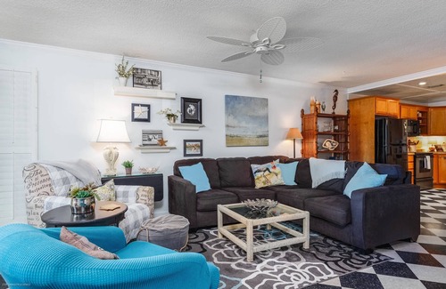 Saint Armands Key Condo | Eclectic Cottage Condo Steps to Lido Beach & St. Armand's, Heated Pool, Spa, & Parking Included!