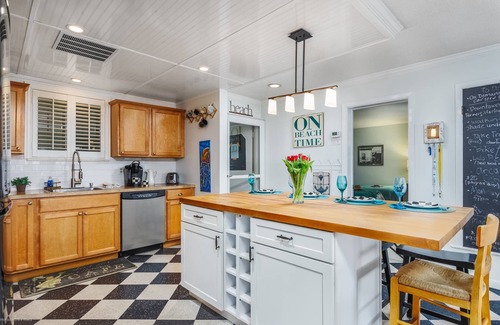 Saint Armands Key Condo | Eclectic Cottage Condo Steps to Lido Beach & St. Armand's, Heated Pool, Spa, & Parking Included!
