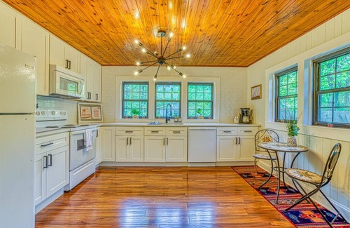 Mentone Cottage | Eclectic Cozy Cottage walking distance to downtown