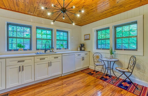 Mentone Cottage | Eclectic Cozy Cottage walking distance to downtown