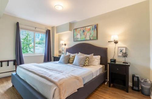 Downtown Seattle House | Eclectic Downtown & Cap Hill King bed & Kitchen