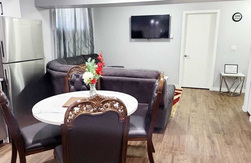 Saskatoon House | Eclectic Palace : Cozy 2 Bedroom basement Suite