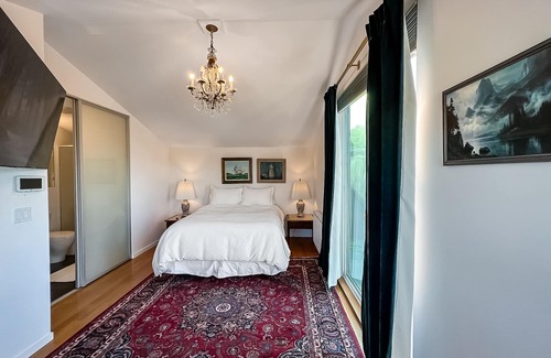 Mann House | Eclectic townhouse with balcony, enclosed yard, full kitchen, & W/D